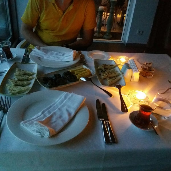 Das Foto wurde bei Sardunya Fındıklı Restaurant von Merve . am 7/27/2017 aufgenommen