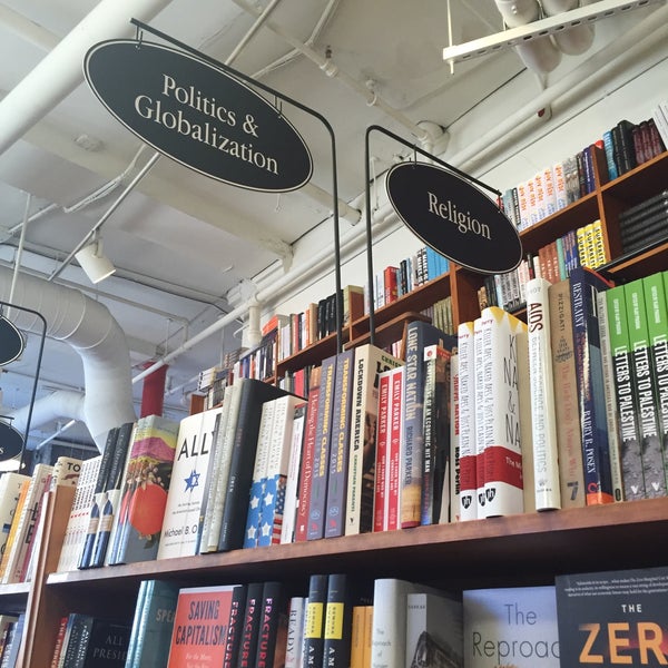 Снимок сделан в Harvard Book Store пользователем Eewei C. 10/30/2015