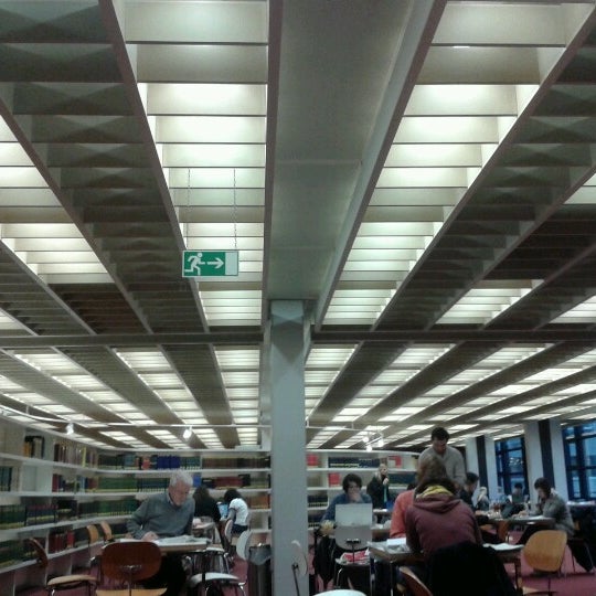 รูปภาพถ่ายที่ Staats- und Universitätsbibliothek Carl von Ossietzky โดย Marcz! เมื่อ 1/8/2013