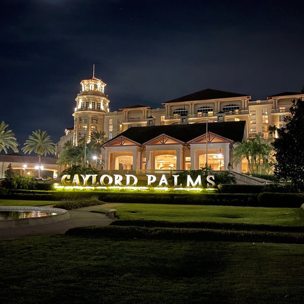 รูปภาพถ่ายที่ Gaylord Palms Resort &amp; Convention Center โดย Vladimir เมื่อ 10/4/2022