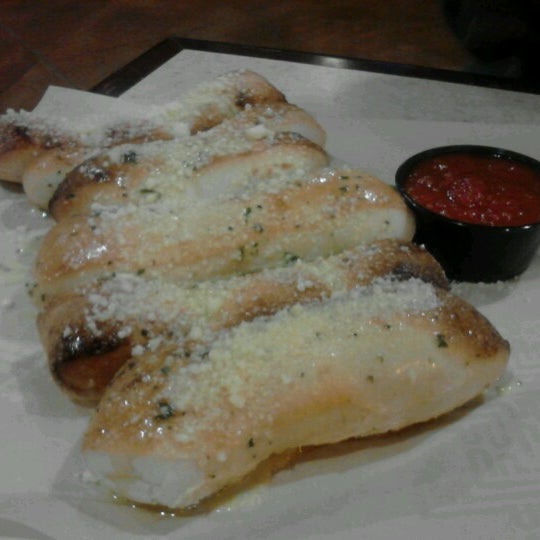 Foto tomada en Flippers Pizzeria  por Malinda K. el 10/3/2012