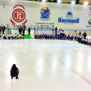 крытый каток подольск. подольск ледовый дворец. дети на катке с ёлкой. каток айвенго подольск. крытый каток подольск.