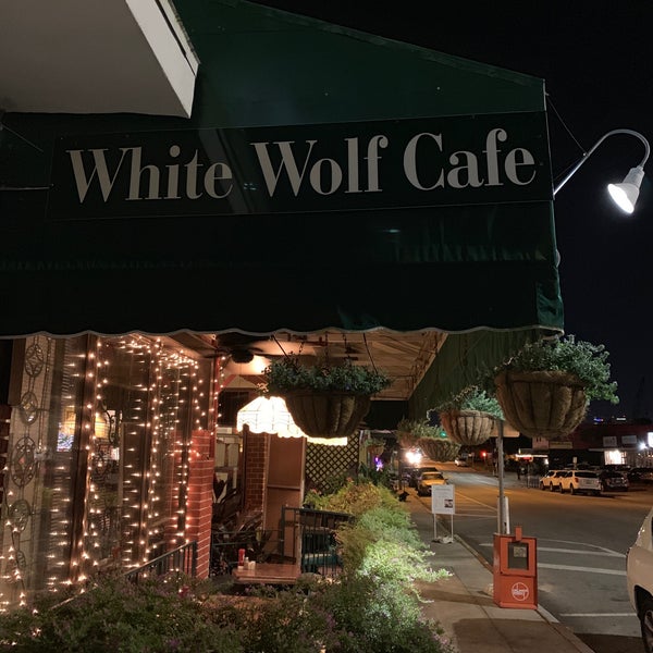 Foto tomada en White Wolf Cafe &amp; Bar  por Gary S. el 1/6/2019