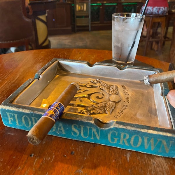 6/2/2021 tarihinde Gary S.ziyaretçi tarafından Corona Cigar Company &amp; Drew Estate Lounge'de çekilen fotoğraf