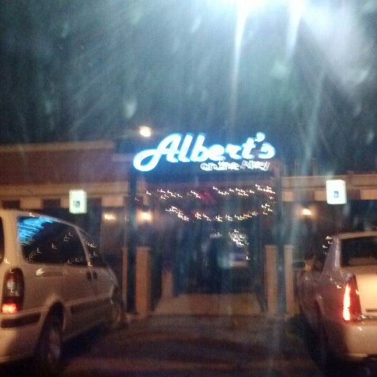 รูปภาพถ่ายที่ Albert&#39;s on the Alley โดย Alicia M. เมื่อ 12/22/2012