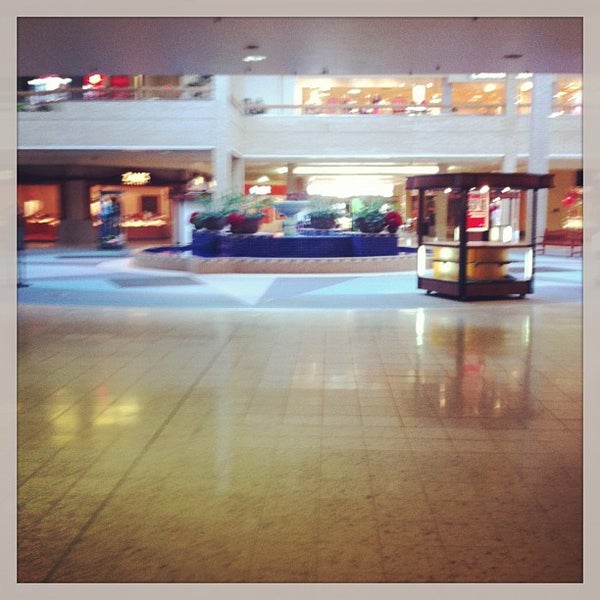 Foto tomada en Century III Mall  por StudioYMW el 12/12/2012