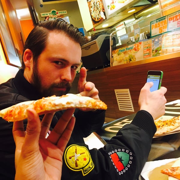 3/20/2017 tarihinde Chaira K.ziyaretçi tarafından New York Pizza'de çekilen fotoğraf