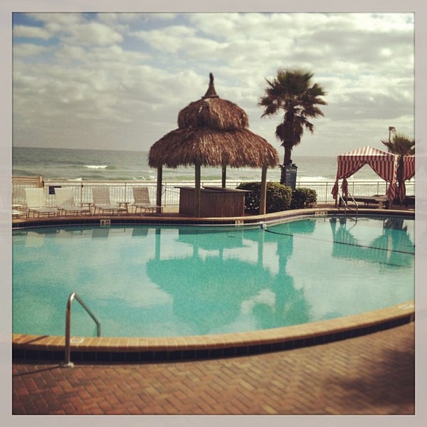 Foto diambil di The Shores Resort &amp; Spa oleh An F. pada 12/31/2012