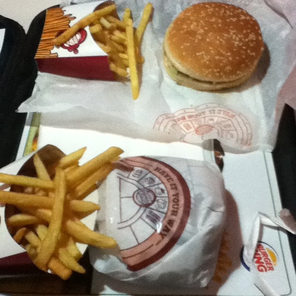 Photo taken at Burger King by Darlomir H. on 12/28/2012