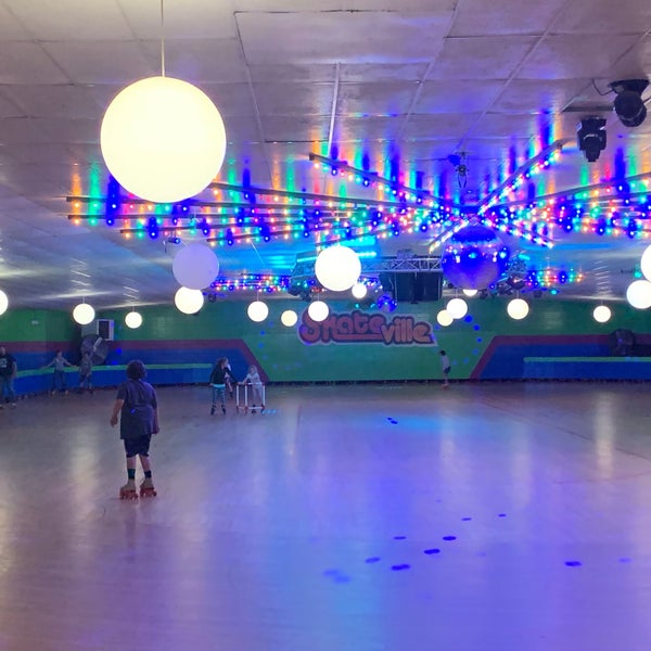 9/12/2019 tarihinde Christopher C.ziyaretçi tarafından Skateville Family Rollerskating Center'de çekilen fotoğraf