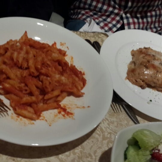 Das Foto wurde bei Buongiorno Italian Restaurant von Gizem E. am 3/21/2014 aufgenommen