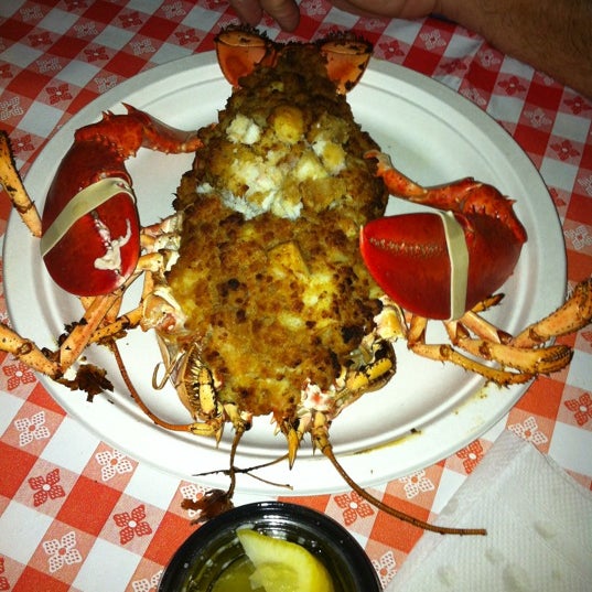 Снимок сделан в Newick&#39;s Lobster House пользователем Karen M. 10/9/2012
