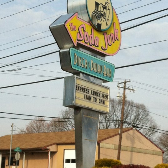 Foto tirada no(a) Soda Jerk Diner &amp; Dairy Bar por Karen M. em 12/1/2012