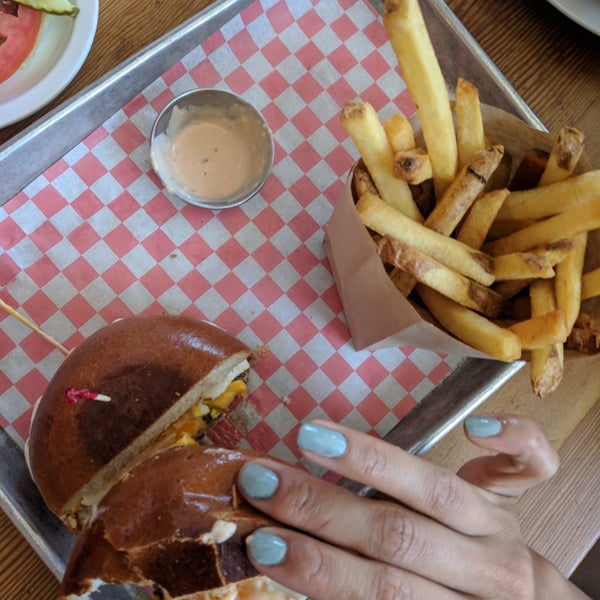 7/15/2018 tarihinde Tiffany T.ziyaretçi tarafından Cassell&#39;s Hamburgers'de çekilen fotoğraf