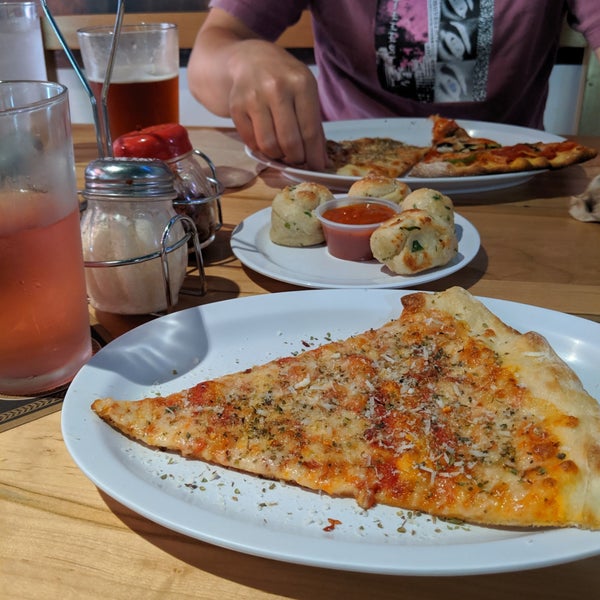 7/13/2019 tarihinde Tiffany T.ziyaretçi tarafından King of New York Pizzeria Pub'de çekilen fotoğraf