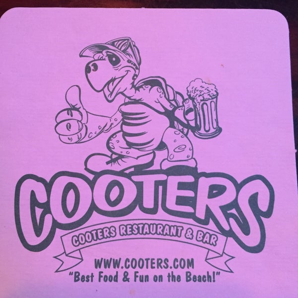 Foto tomada en Cooters Restaurant &amp; Bar  por Oscar C. el 2/17/2015