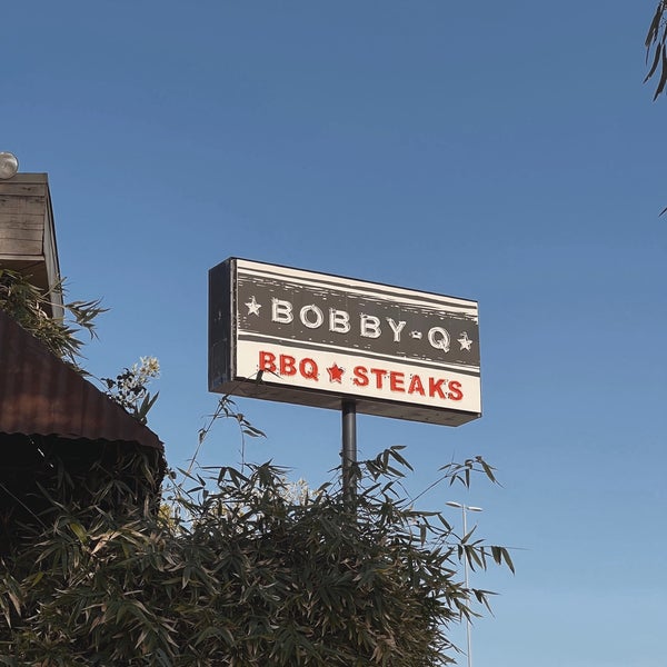 รูปภาพถ่ายที่ Bobby-Q&#39;s Restaurant โดย Ryan Neal C. เมื่อ 12/15/2022
