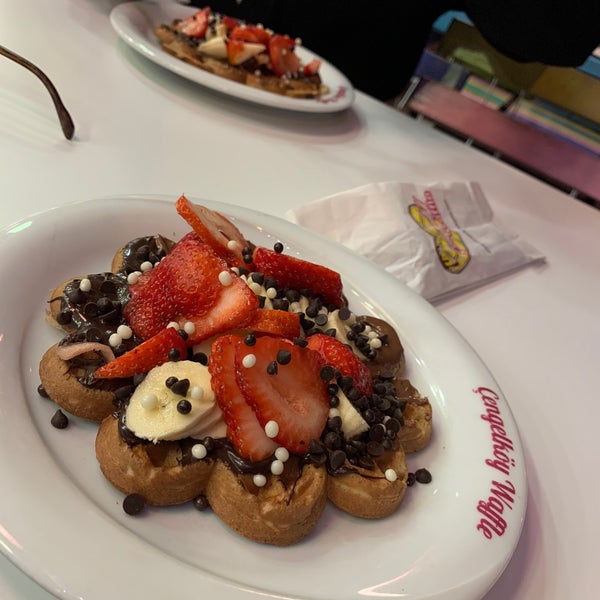 Photo taken at Çengelköy Waffle by HAKAN ⚓. on 11/13/2019