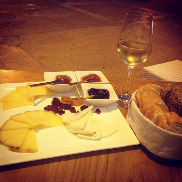 9/1/2013 tarihinde leo k.ziyaretçi tarafından Wine &amp; Cheese Bar Paradox'de çekilen fotoğraf