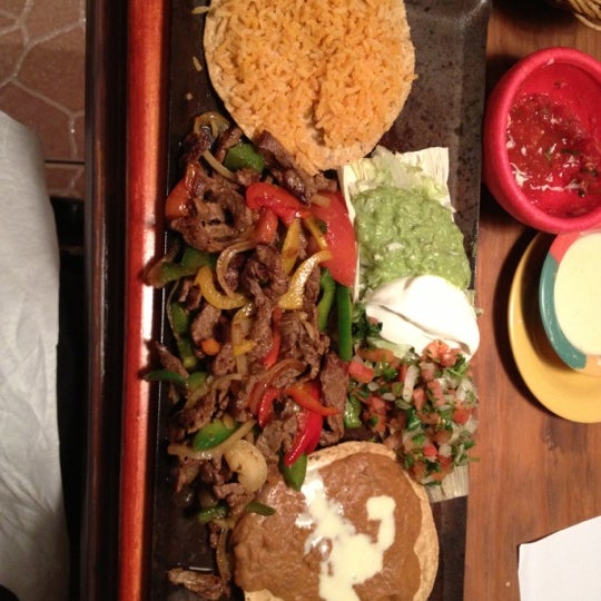 รูปภาพถ่ายที่ Don Sol Mexican Grill โดย Lindsey R. เมื่อ 12/11/2012
