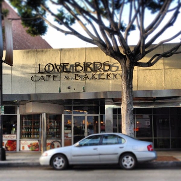 Foto tirada no(a) Lovebirds Cafe &amp; Bakery por Angus N. em 3/15/2013