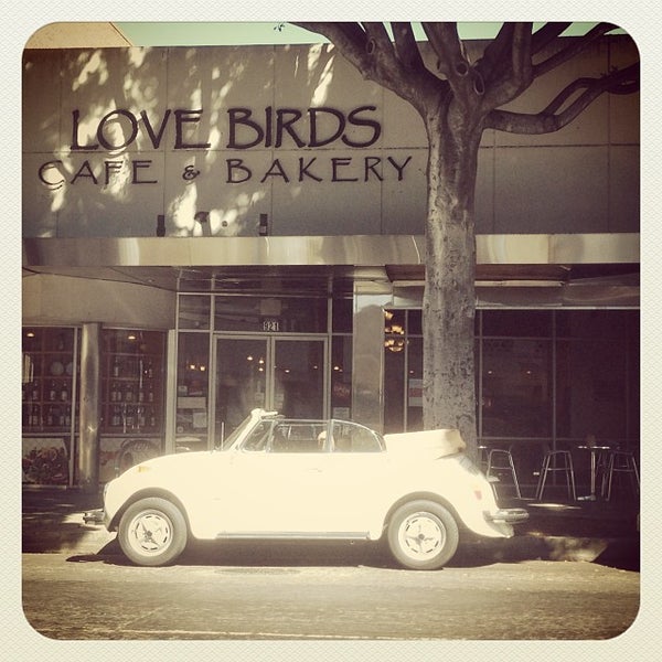 Foto tirada no(a) Lovebirds Cafe &amp; Bakery por Angus N. em 10/7/2013