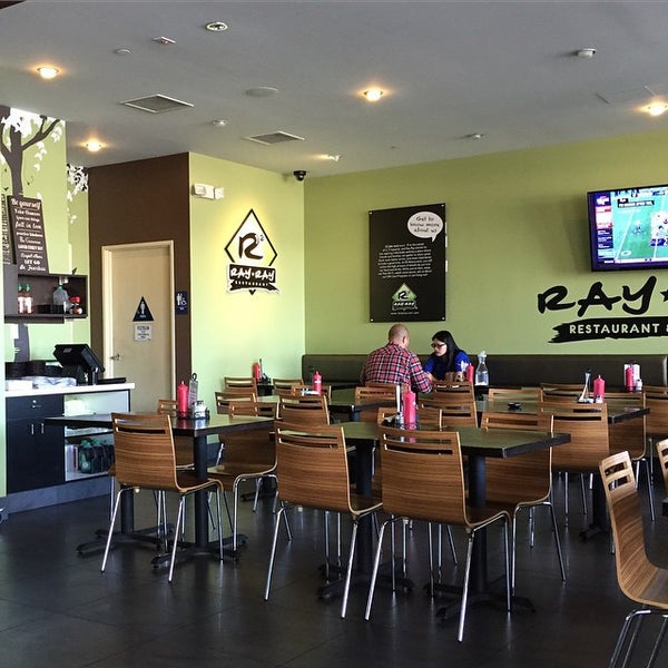 1/16/2015 tarihinde Angus N.ziyaretçi tarafından R2 Restaurant - Ray-Ray'de çekilen fotoğraf
