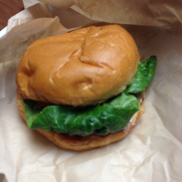 Foto diambil di Modern Burger oleh John L. pada 2/24/2013
