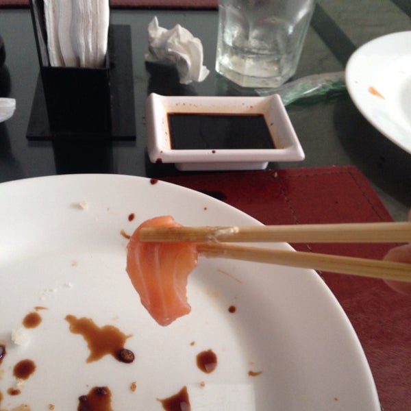 Podemos chamar isso de sashimi? No mínimo ridículo!