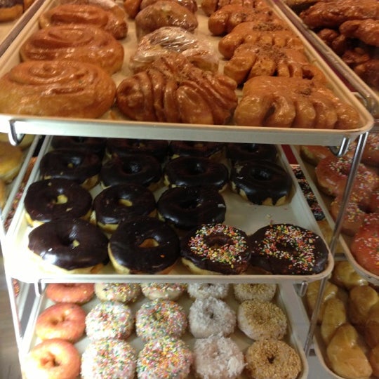 รูปภาพถ่ายที่ Winchell&#39;s Donuts โดย Aissa เมื่อ 11/10/2012