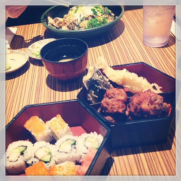 Das Foto wurde bei Gyotaku Japanese Restaurant - King Street von Spursfanhawaii am 2/23/2013 aufgenommen