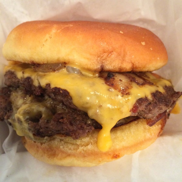 Foto diambil di Big Al&#39;s Gourmet Butter Made Burgers oleh Diaz A. pada 6/5/2015
