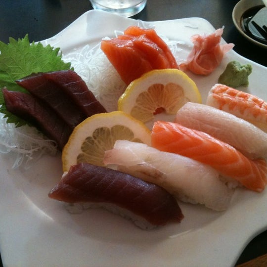 10/1/2012にSara M.がVillage Sushi &amp; Grillで撮った写真