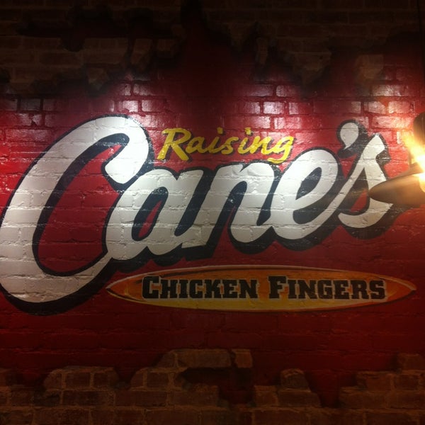 รูปภาพถ่ายที่ Raising Cane&#39;s Chicken Fingers โดย Abdul A. เมื่อ 2/18/2013
