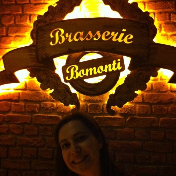 Foto tomada en Cafe Plaza Brasserie Bomonti  por Oguz B. el 5/4/2013