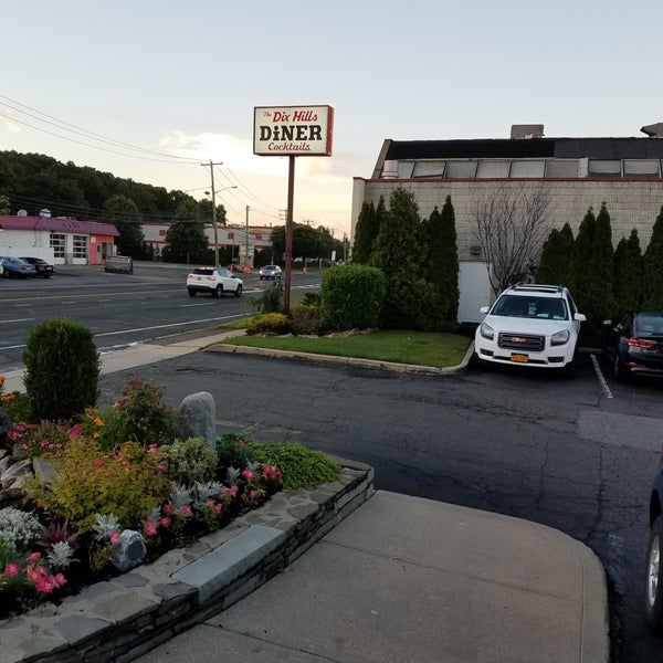 Foto scattata a Dix Hills Diner da Daniel C. il 6/29/2018