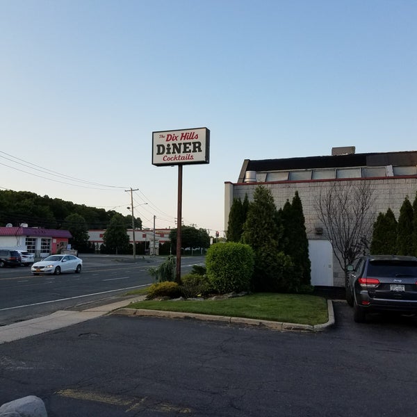 Foto scattata a Dix Hills Diner da Daniel C. il 6/9/2018