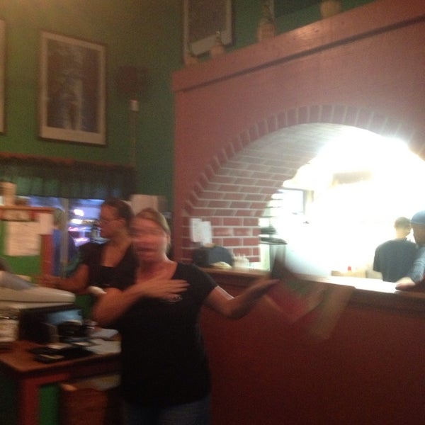 Photo prise au Bobby V&#39;s Italian Restaurant Pizzeria par Beth W. le10/8/2013