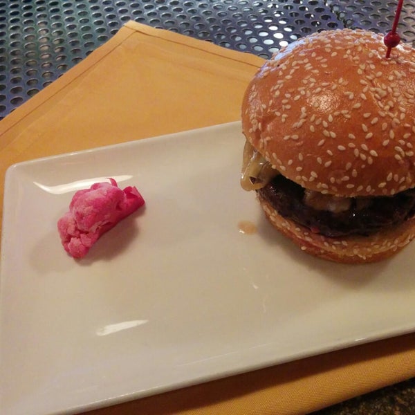 รูปภาพถ่ายที่ B&amp;B Burger &amp; Beer โดย Jason T. เมื่อ 12/14/2014