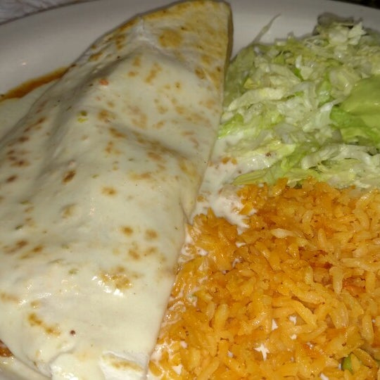 Foto diambil di La Casa Mexican Restaurant oleh Angela r. pada 12/26/2014