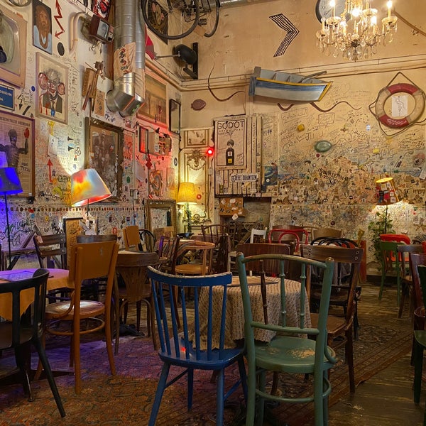 Photo prise au Csendes Vintage Bar &amp; Cafe par Tri N. le11/14/2021