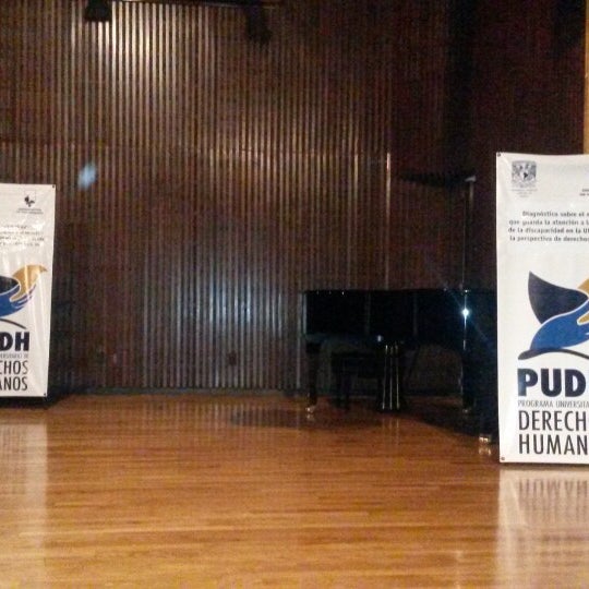 Das Foto wurde bei Sala Carlos Chávez, Música UNAM von Moises P. am 2/19/2014 aufgenommen