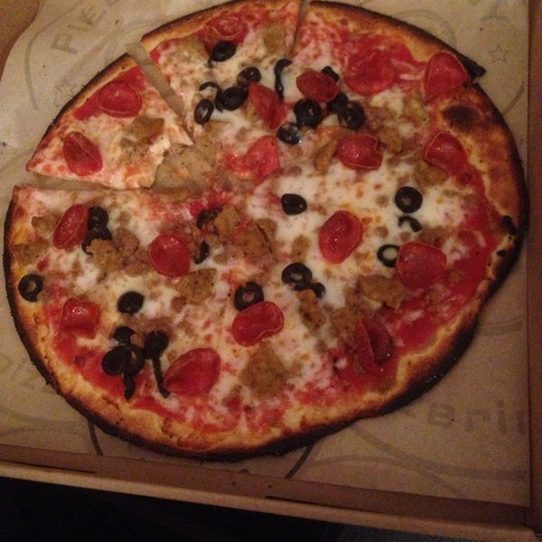 8/15/2014 tarihinde Robert T.ziyaretçi tarafından Pieology Pizzeria'de çekilen fotoğraf