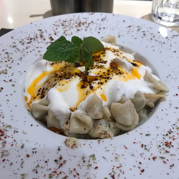 Das Foto wurde bei Pizzaara İtalyan Cafe &amp; Restaurant von Emine B. am 2/6/2017 aufgenommen