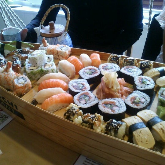 รูปภาพถ่ายที่ Bambuszliget Japán Étterem &amp; Sushi Bár โดย Agi M. เมื่อ 11/18/2012