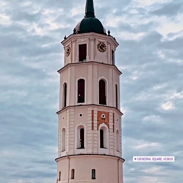 รูปภาพถ่ายที่ Katedros aikštė | Cathedral Square โดย Gözde เมื่อ 3/14/2023