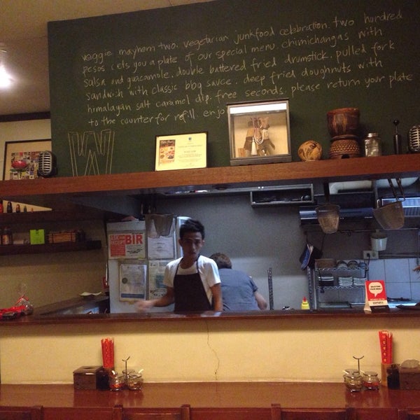 รูปภาพถ่ายที่ Wabi-Sabi Noodle House &amp; Vegetarian Grocery โดย Ronan เมื่อ 5/15/2014