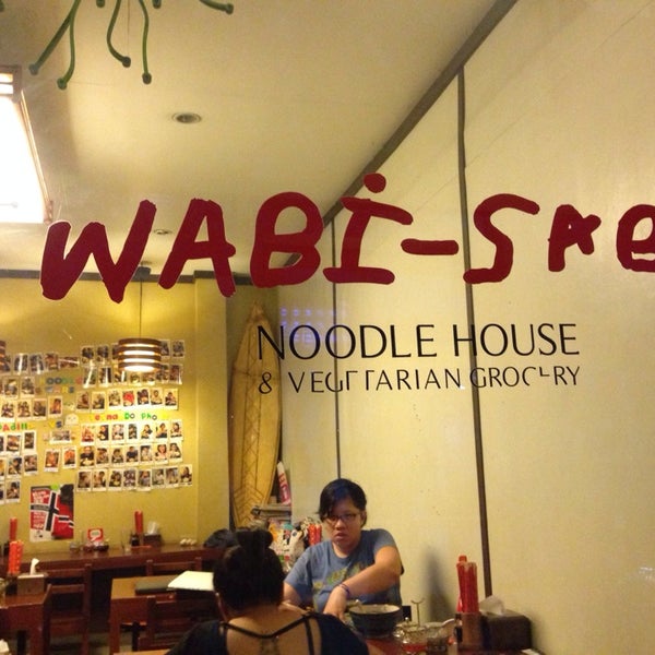 Das Foto wurde bei Wabi-Sabi Noodle House &amp; Vegetarian Grocery von Ronan am 5/15/2014 aufgenommen