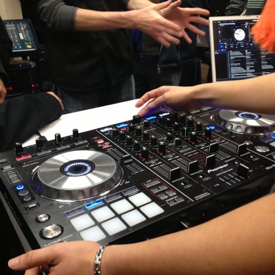11/2/2012에 DJ Agile님이 Long &amp; McQuade Musical Instruments에서 찍은 사진