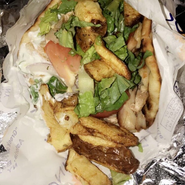 Foto tirada no(a) King Souvlaki of Astoria por Kathie em 6/22/2017